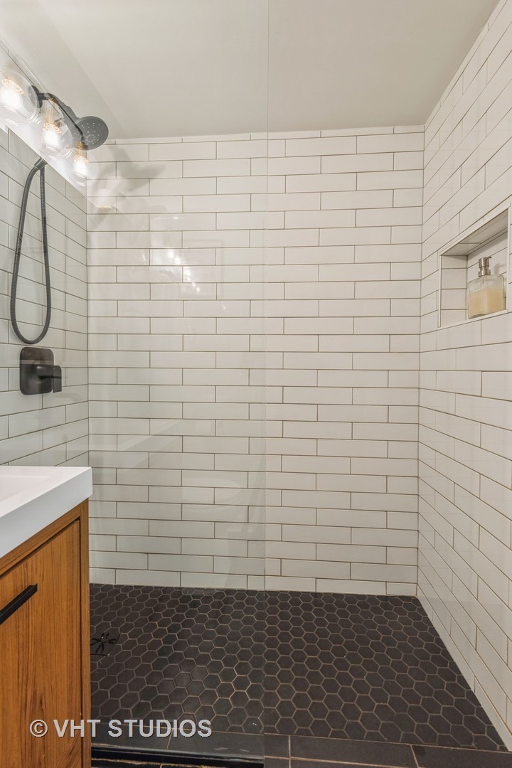 5854 N Kenmore Avenue Unit: 2B