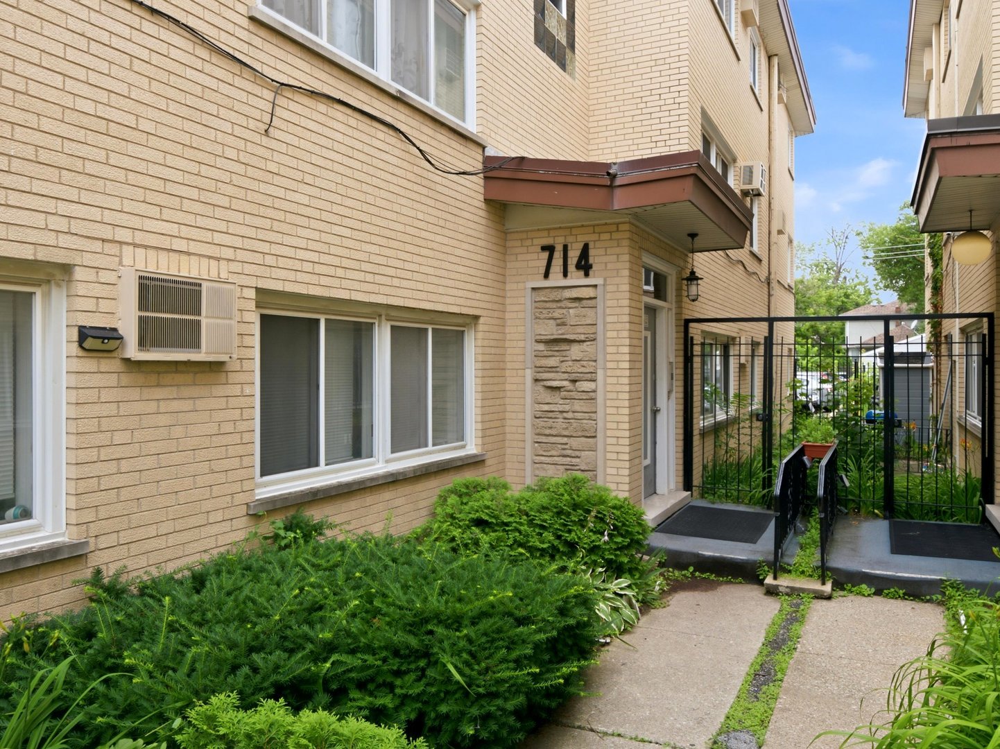 714 N Austin Boulevard Unit: 202