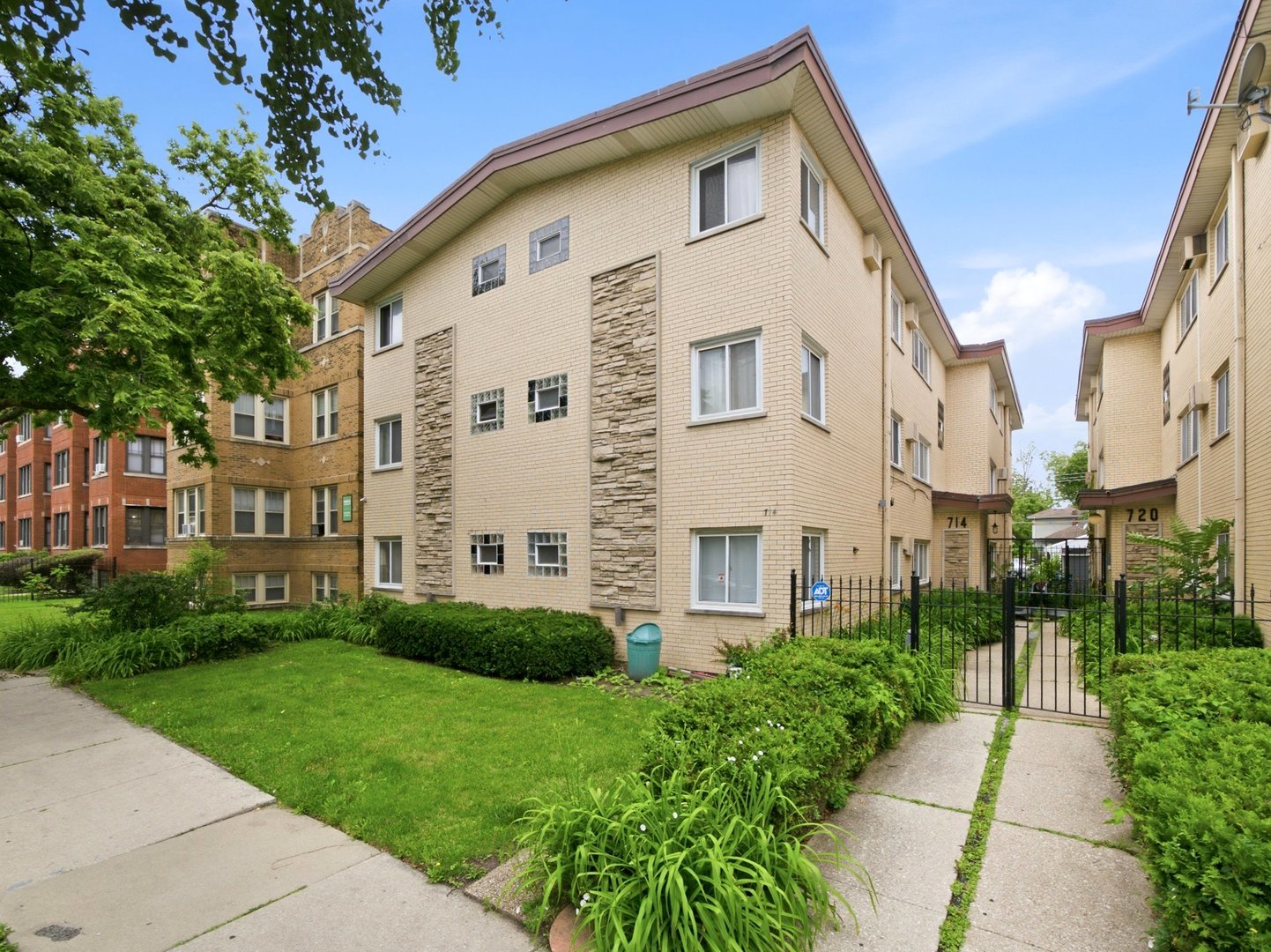 714 N Austin Boulevard Unit: 202