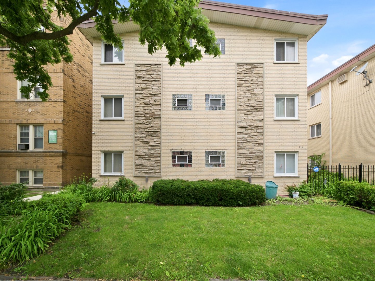 714 N Austin Boulevard Unit: 202
