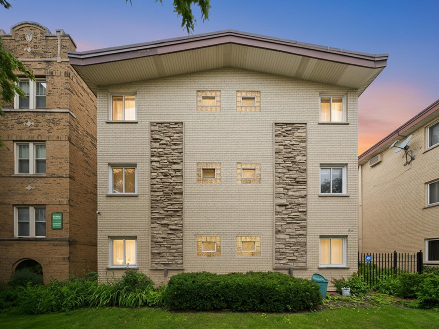 714 N Austin Boulevard Unit: 202