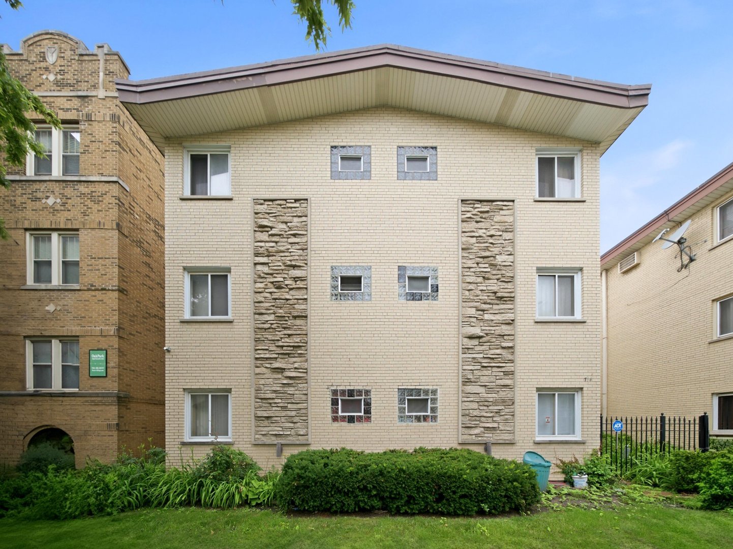 714 N Austin Boulevard Unit: 202
