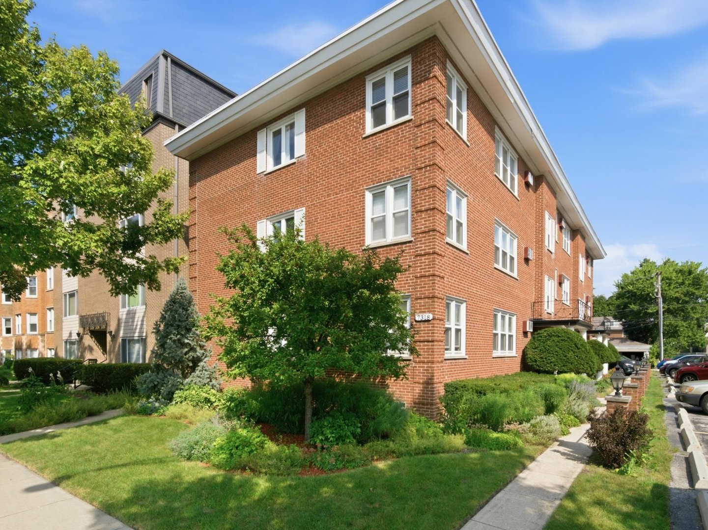 7318 Lake Street Unit: 4