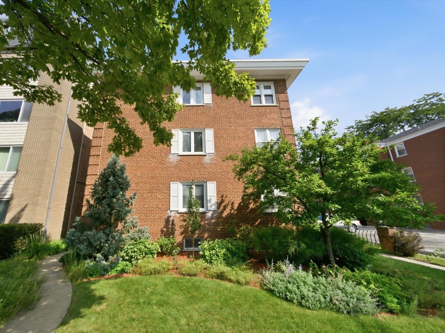 7318 Lake Street Unit: 4