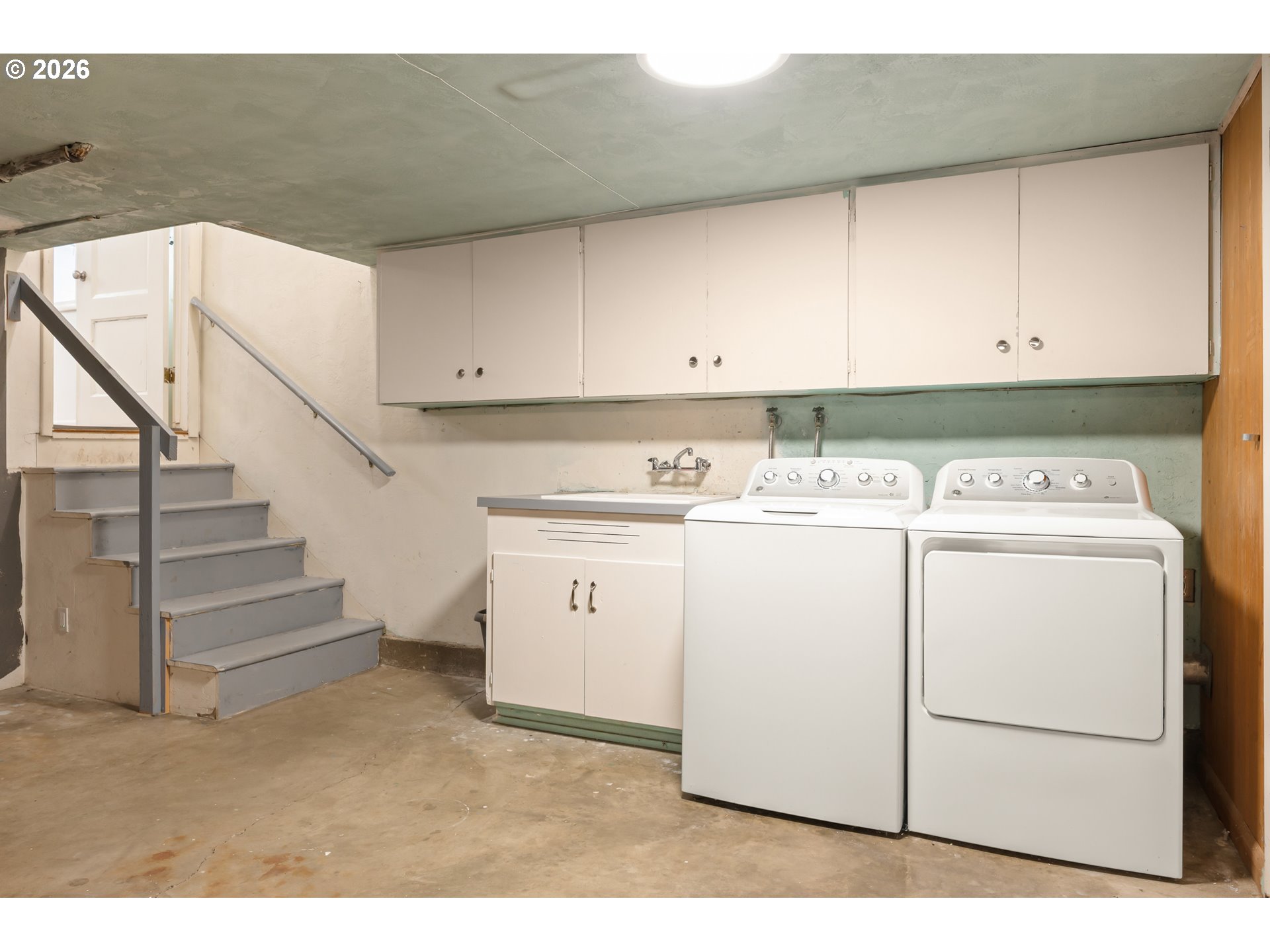 1090 E 28th AVE