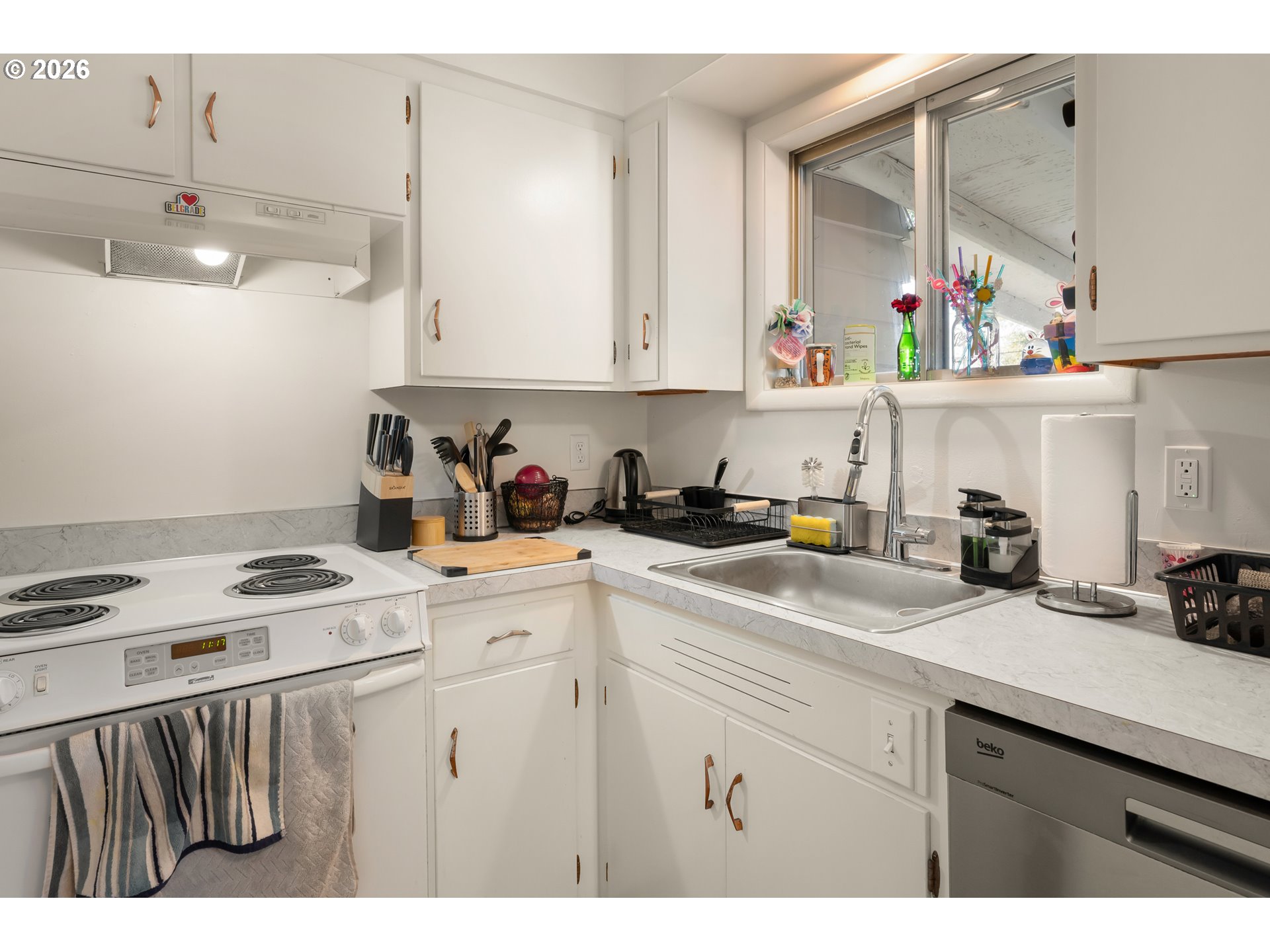 1090 E 28th AVE