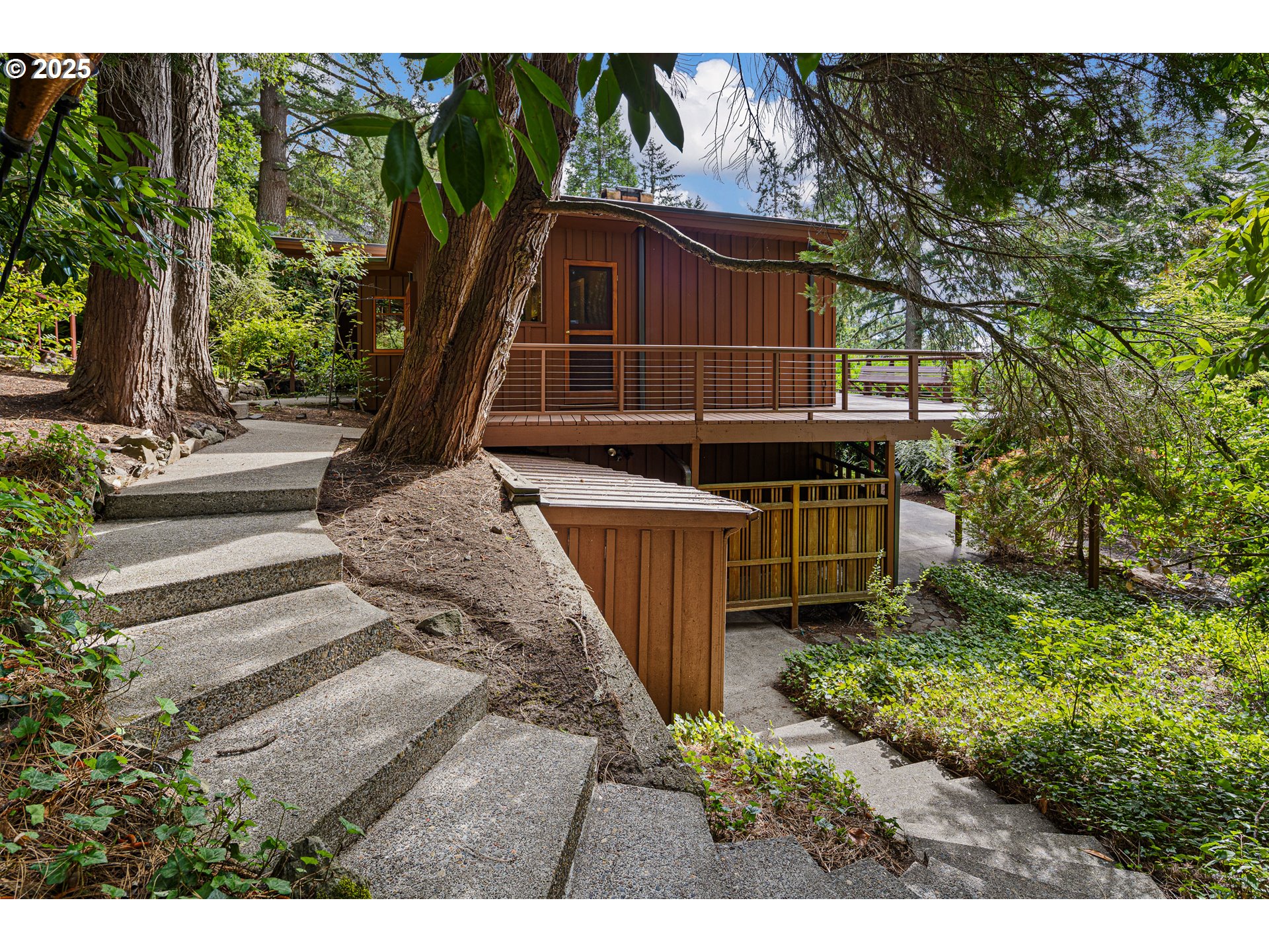 2595 HIGHLAND DR