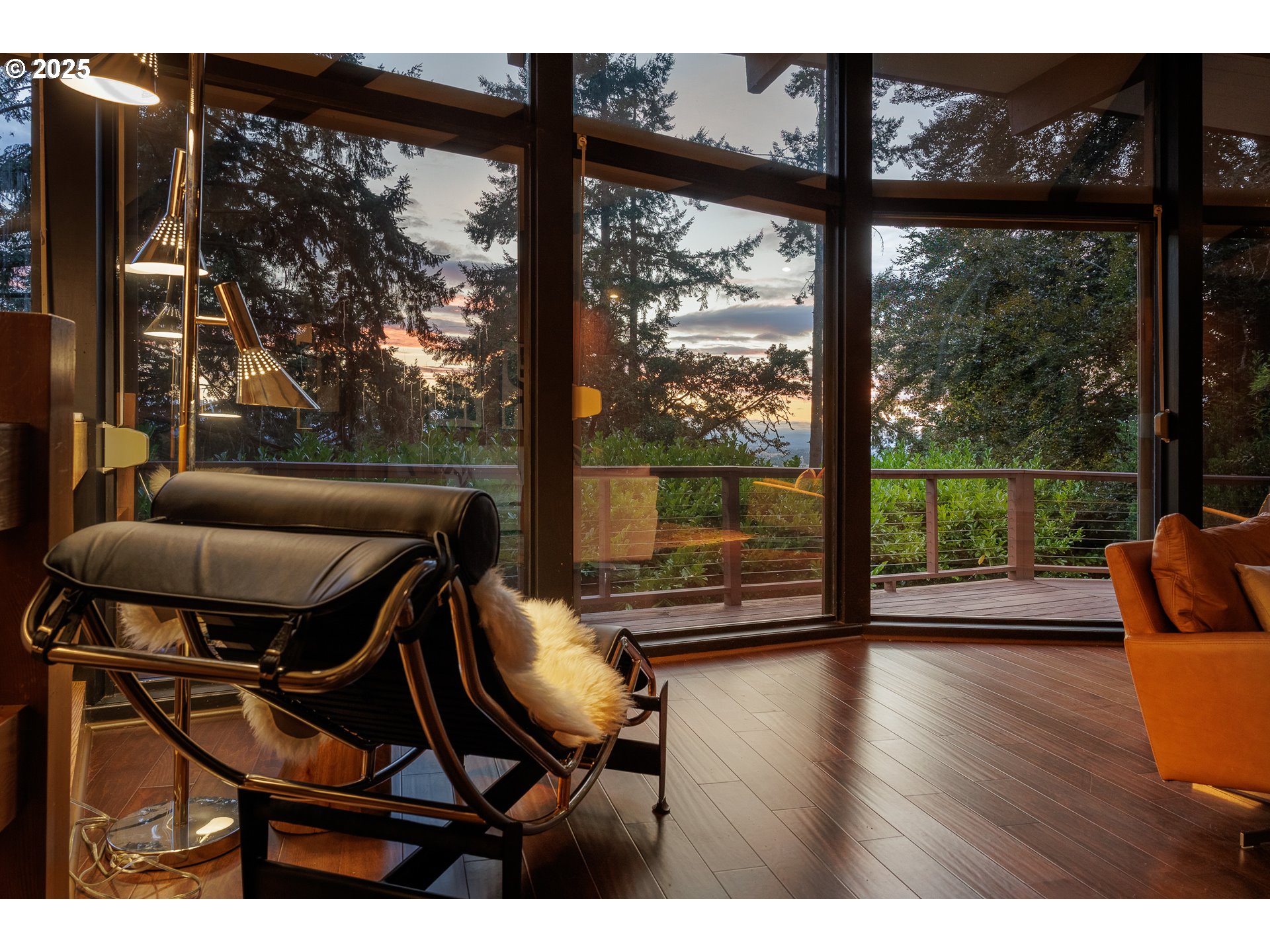 2595 HIGHLAND DR