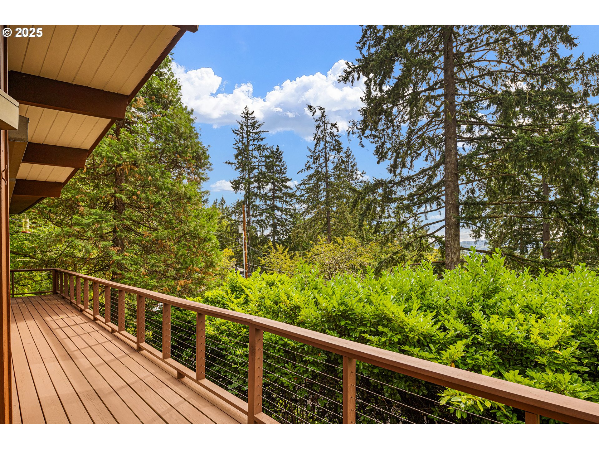 2595 HIGHLAND DR
