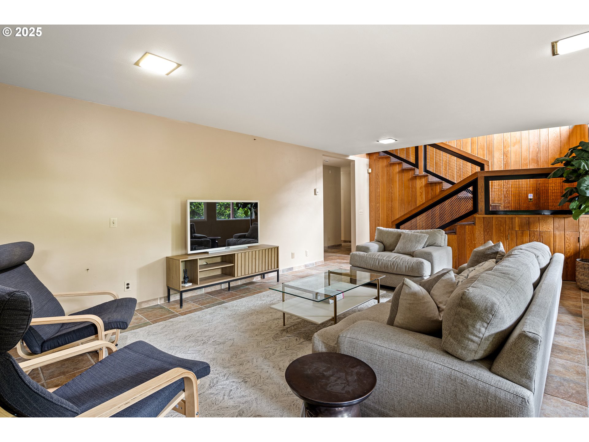 2595 HIGHLAND DR