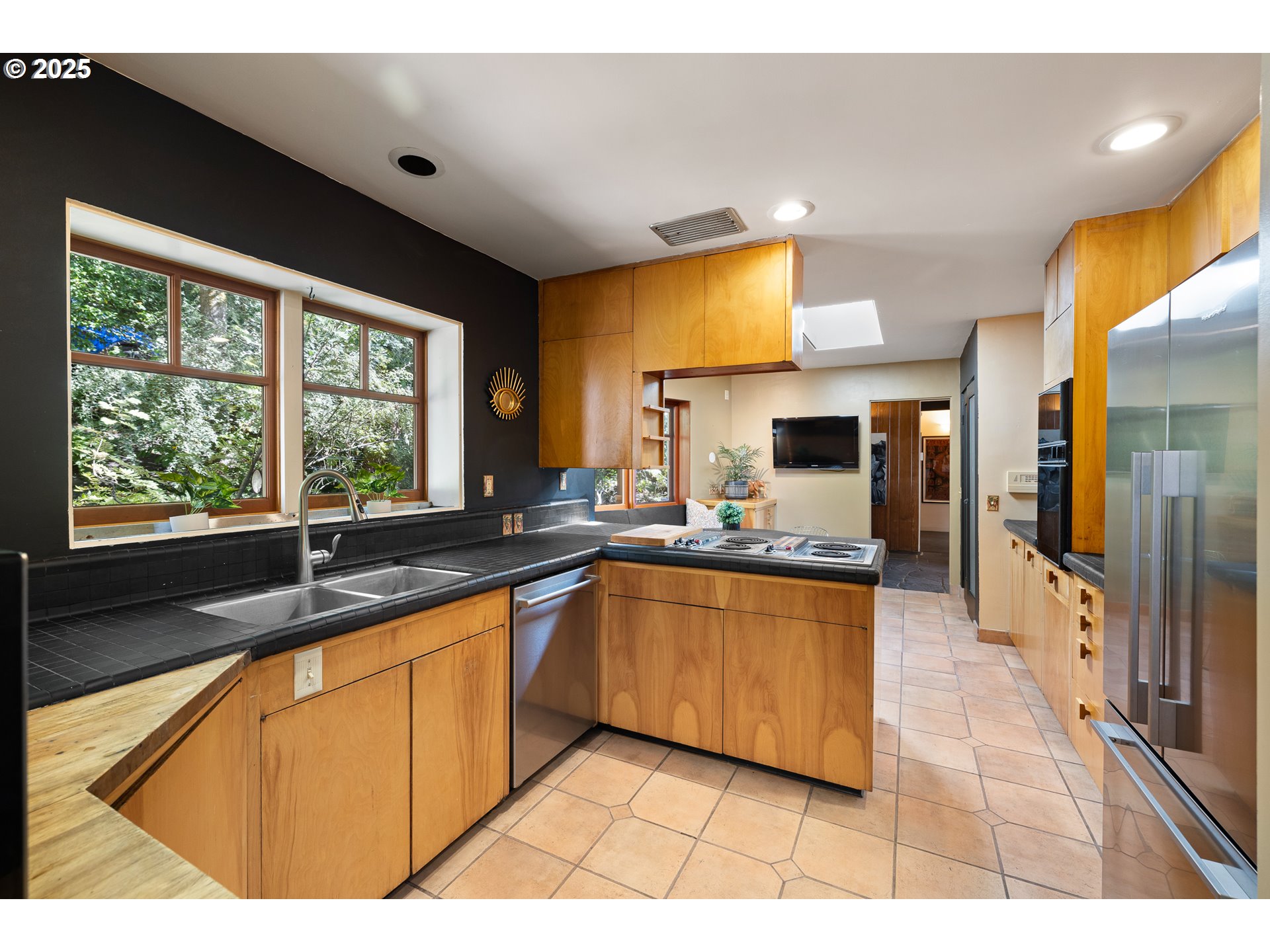 2595 HIGHLAND DR