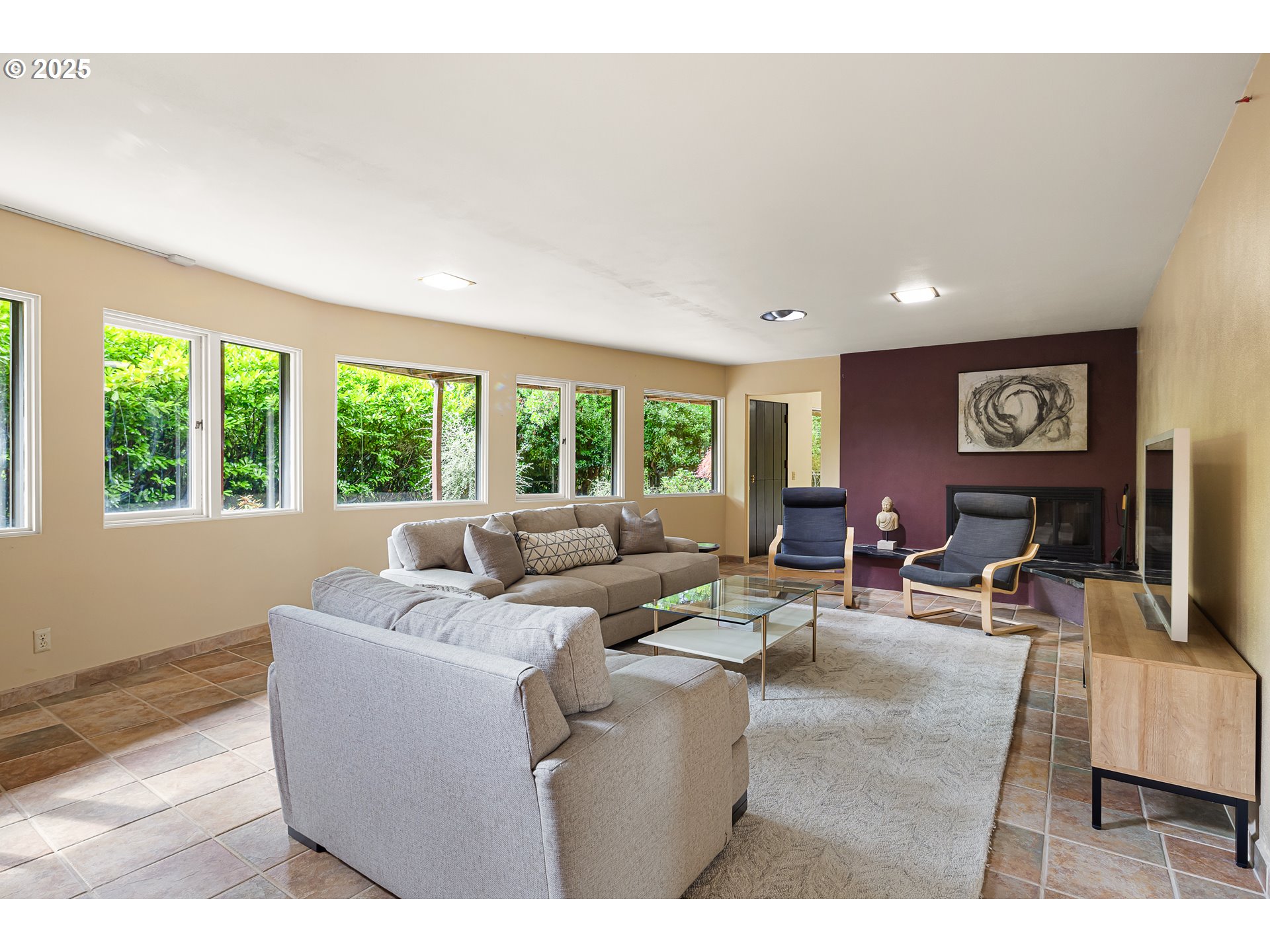 2595 HIGHLAND DR