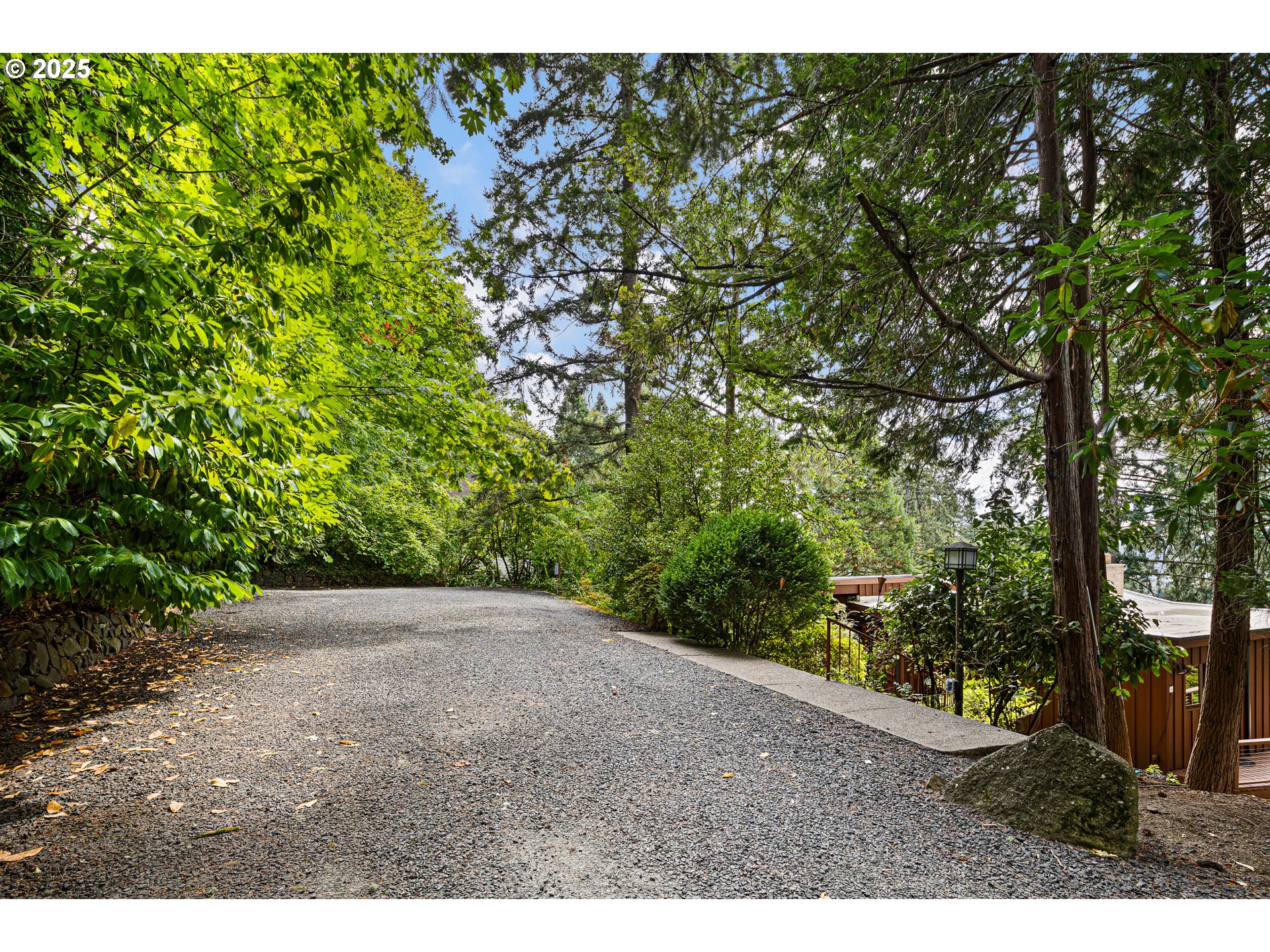 2595 HIGHLAND DR