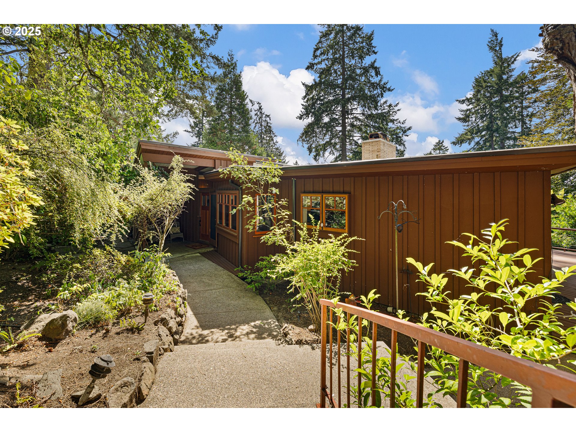 2595 HIGHLAND DR