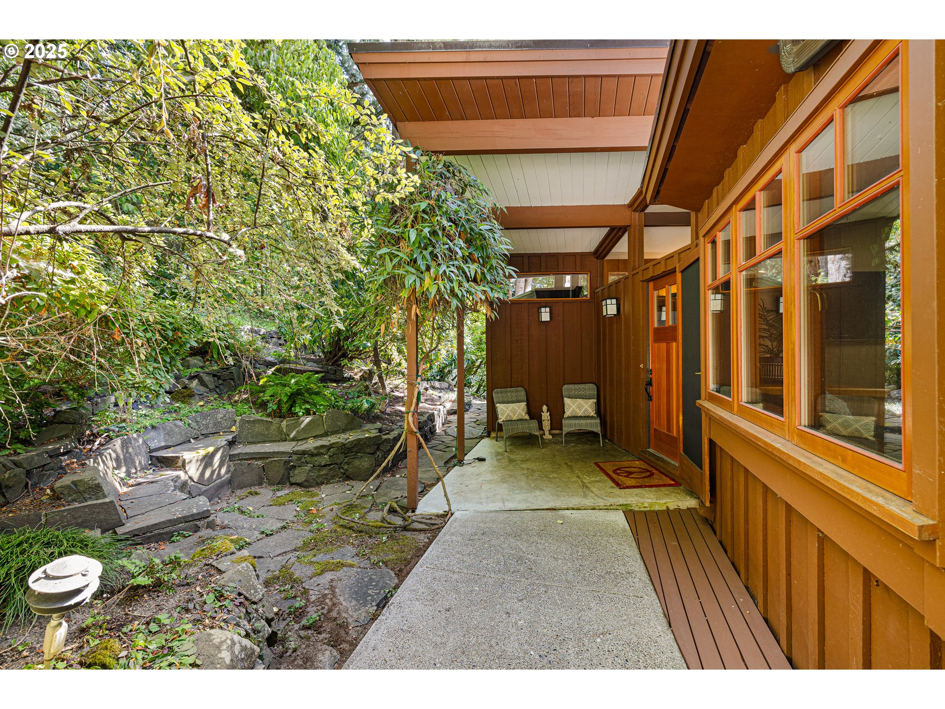 2595 HIGHLAND DR