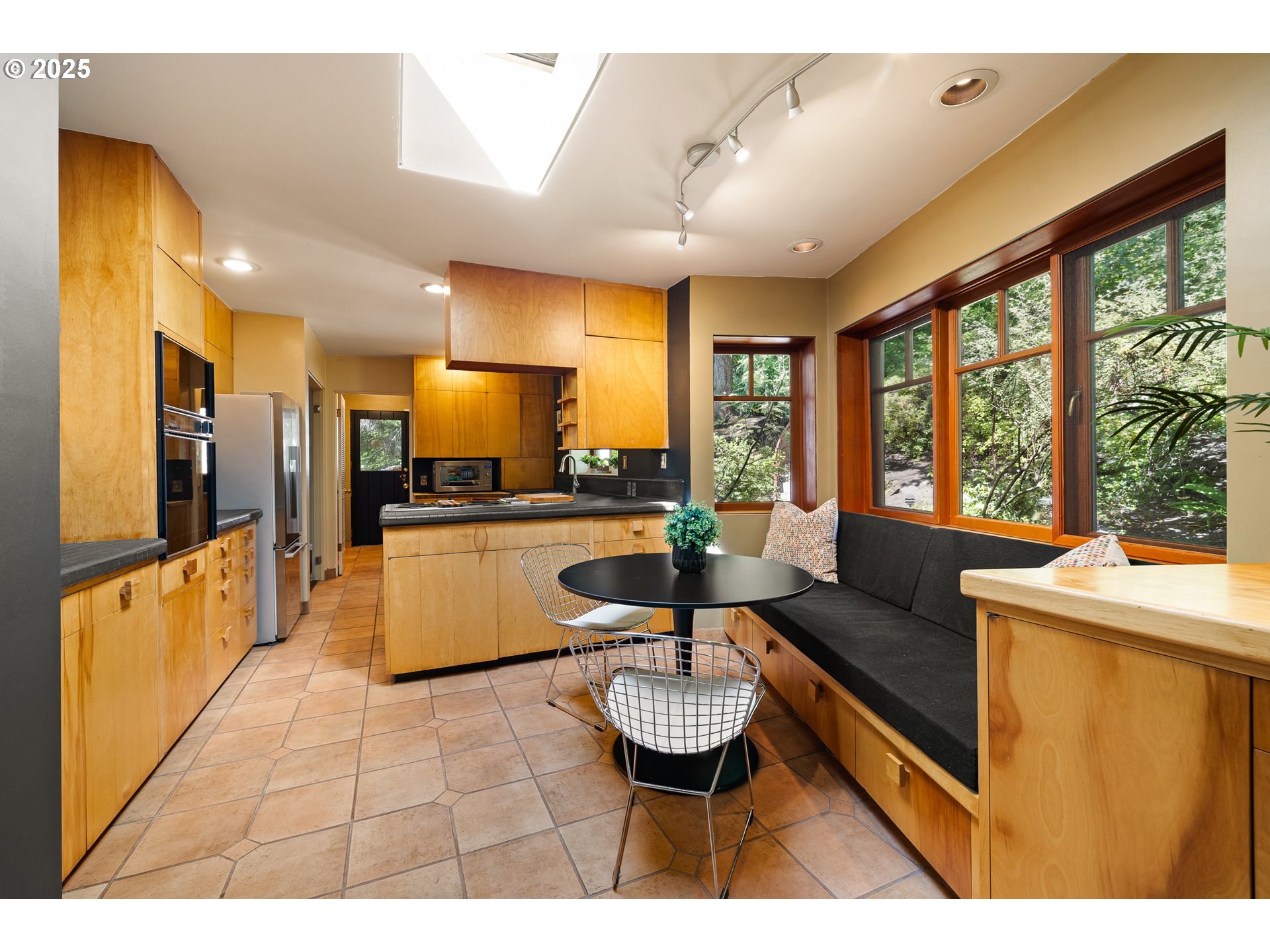2595 HIGHLAND DR