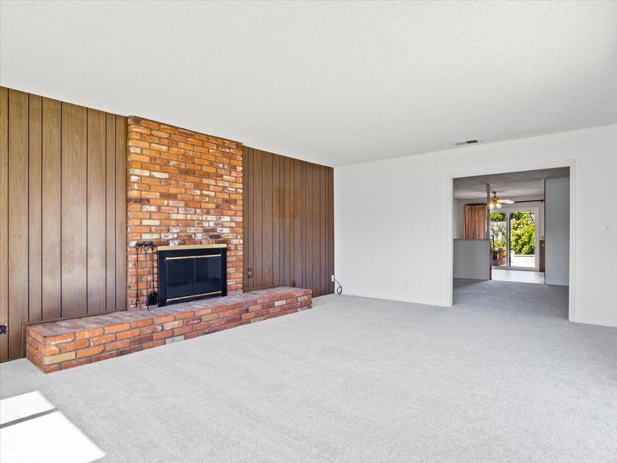 702 San Fernando Drive