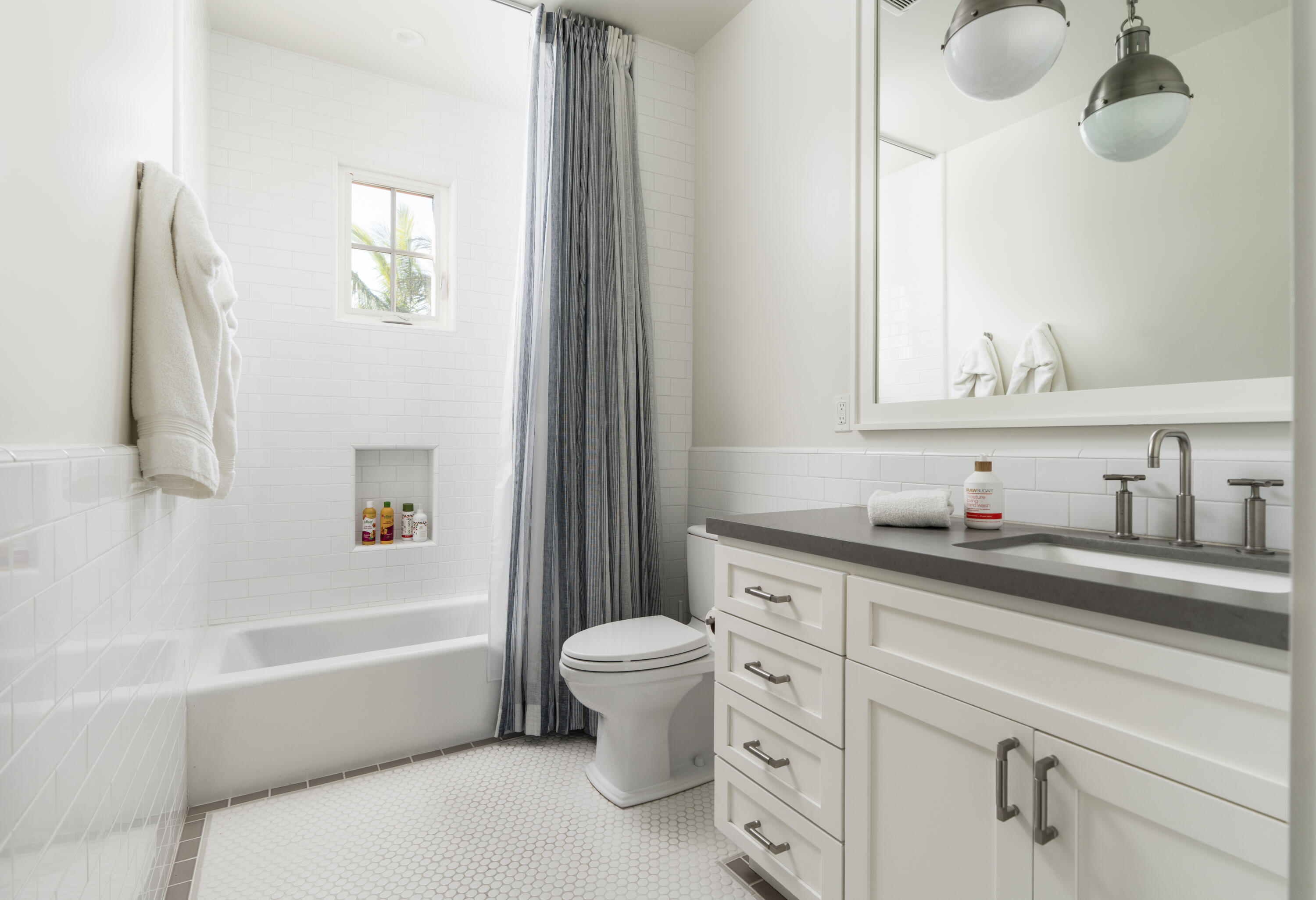 122 W Yanonali Street