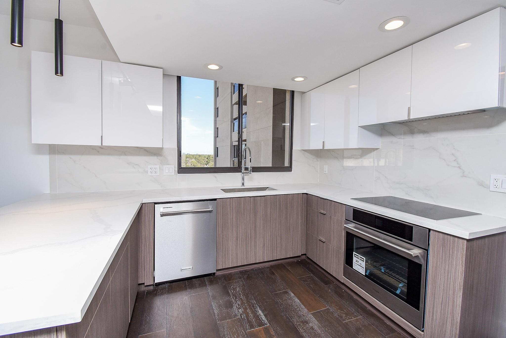 49 Briar Hollow Lane # 1106