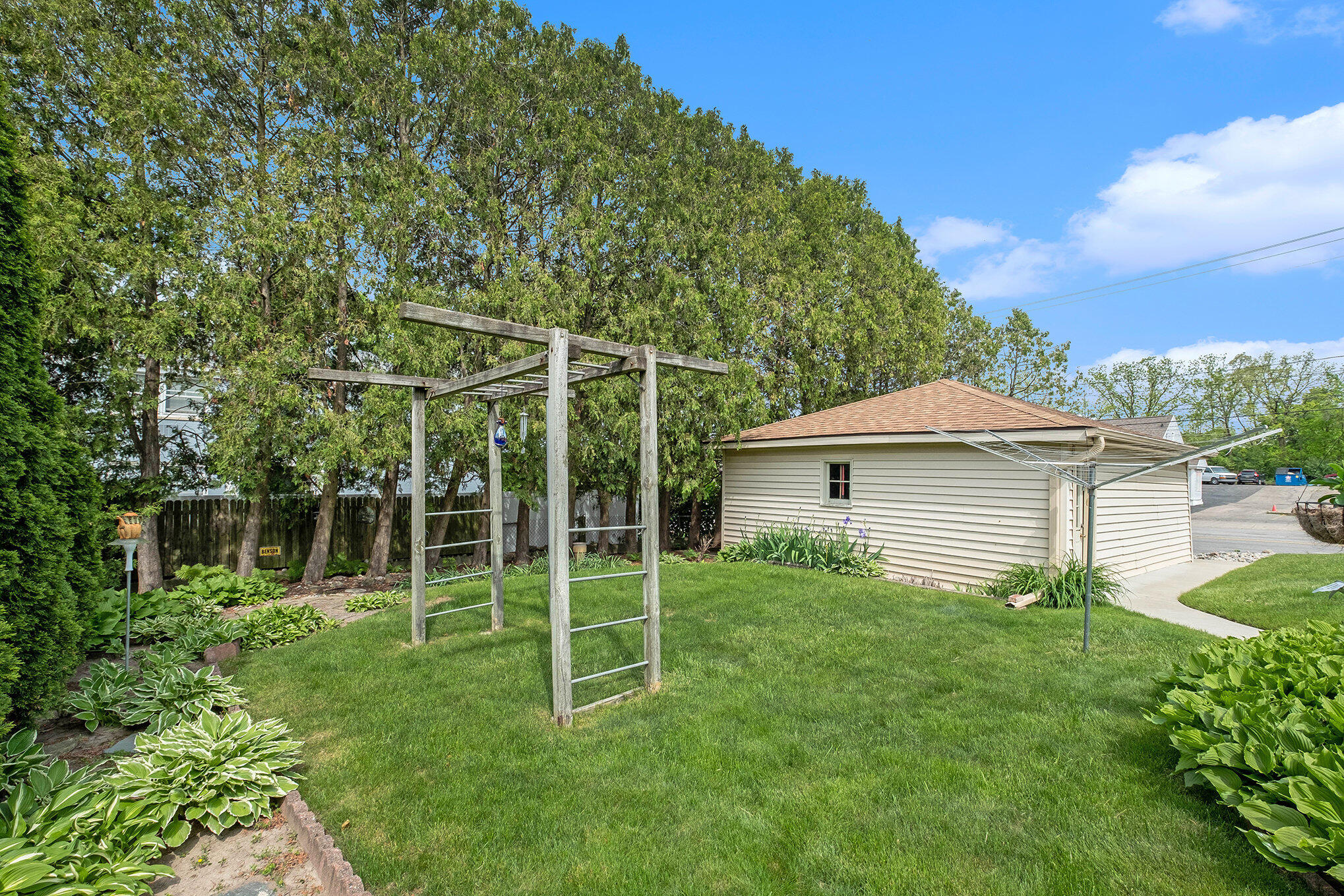 353 Alten Avenue NE