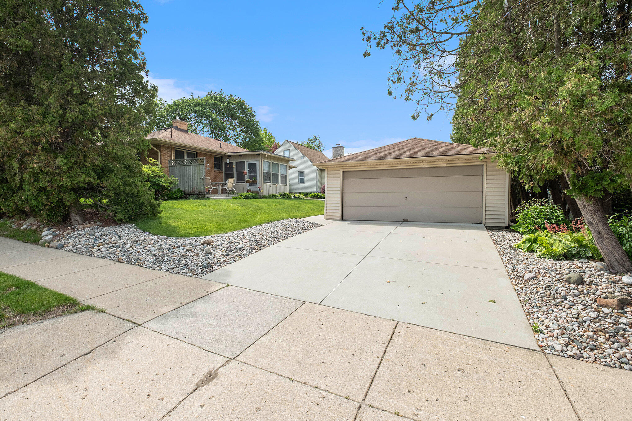 353 Alten Avenue NE