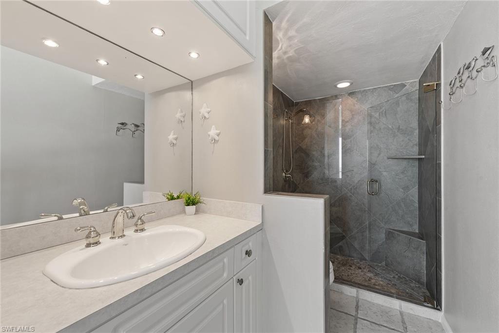 140 Seaview CT # 1703N