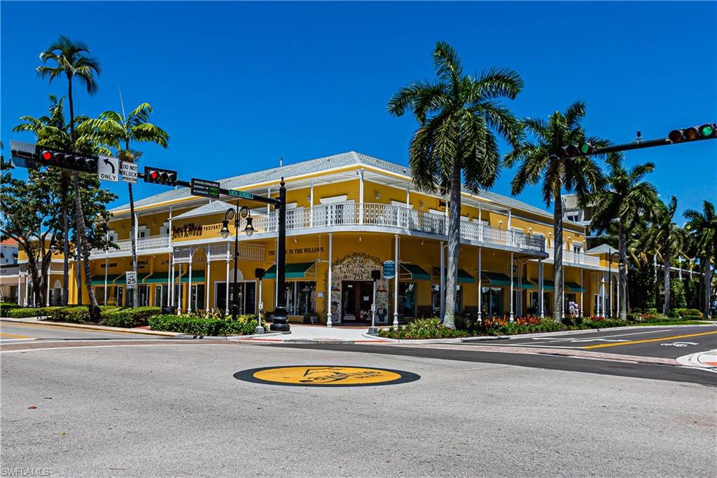 3972 Bishopwood CT E # 203 Unit: 2-203