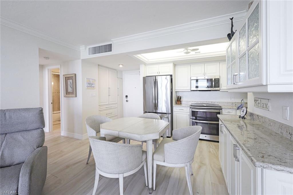 180 Seaview CT 215