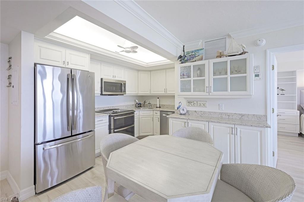 180 Seaview CT 215