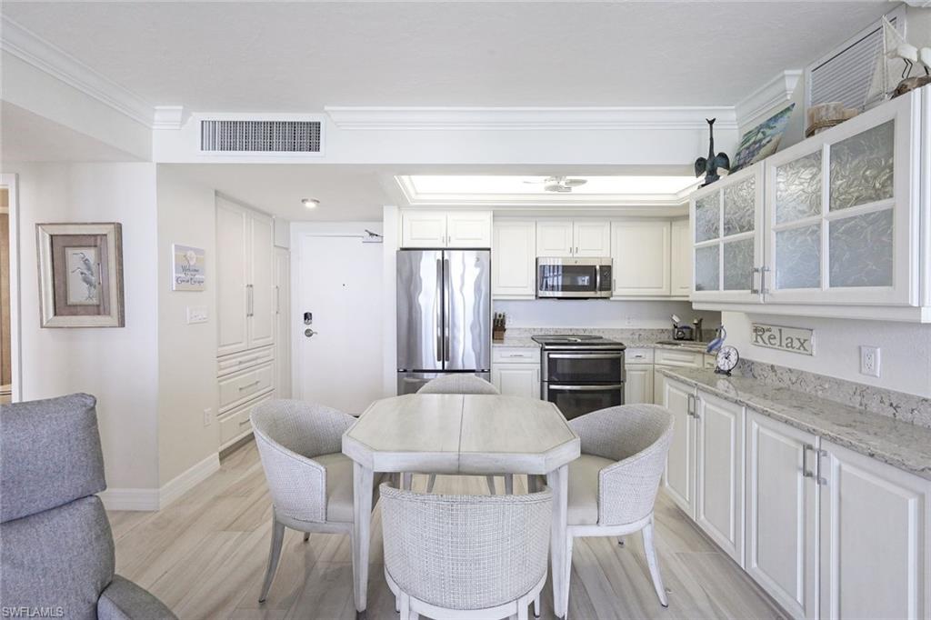 180 Seaview CT 215