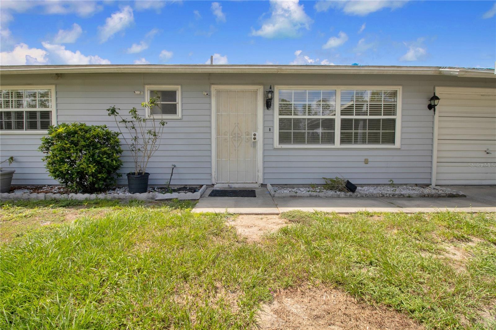 27503 N TWIN LAKES DR