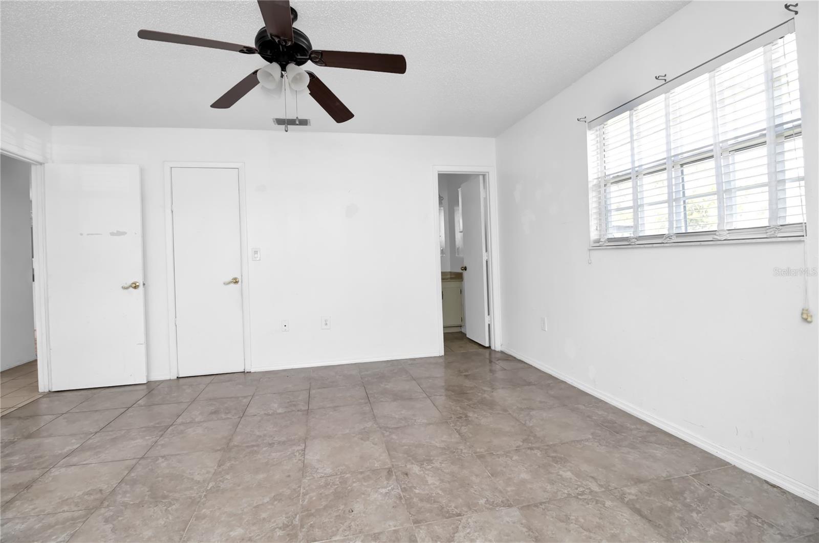 27503 N TWIN LAKES DR