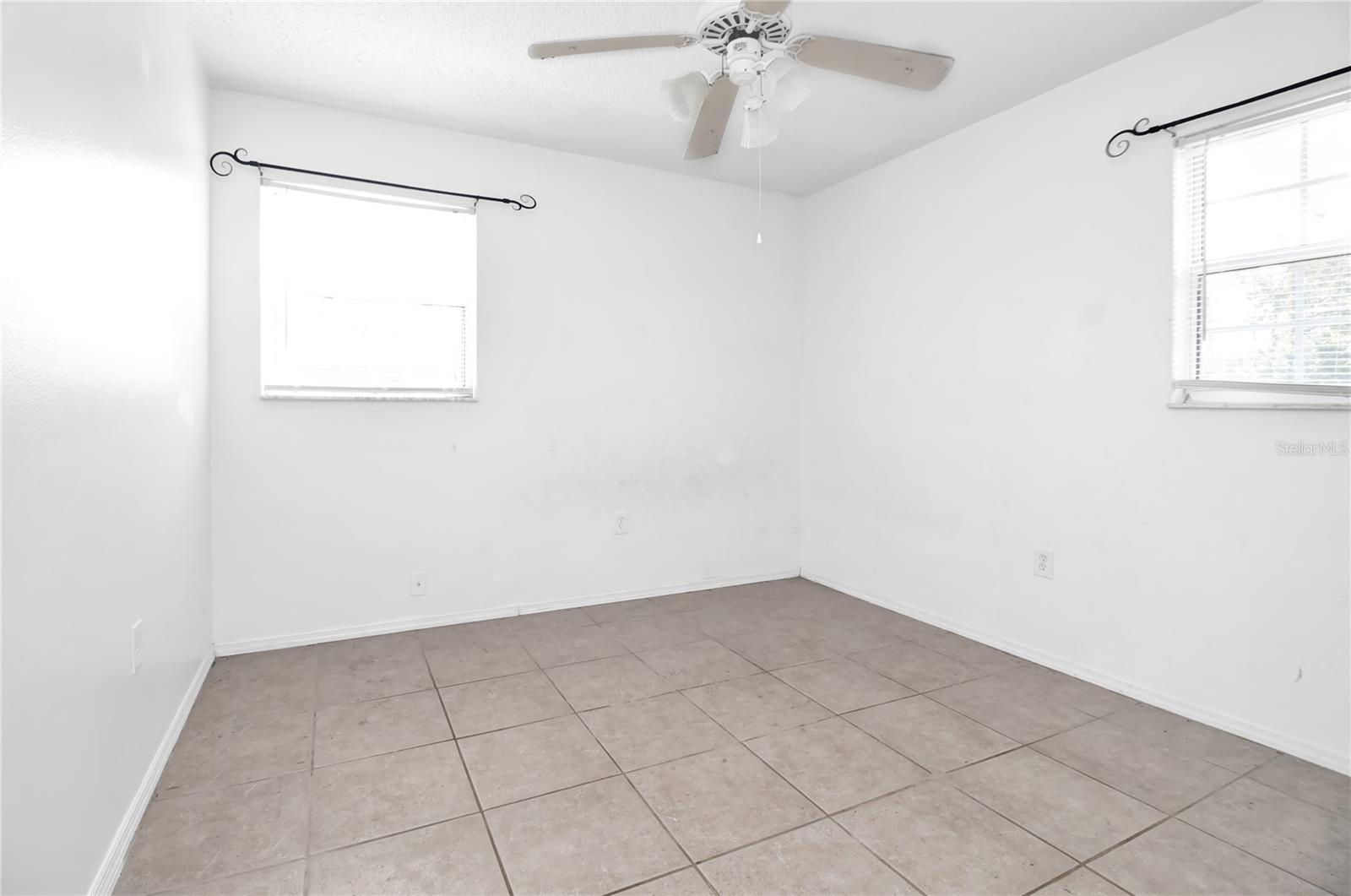 27503 N TWIN LAKES DR