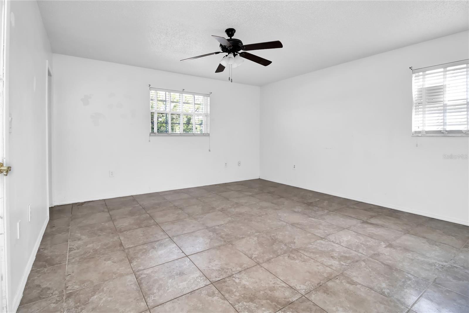 27503 N TWIN LAKES DR