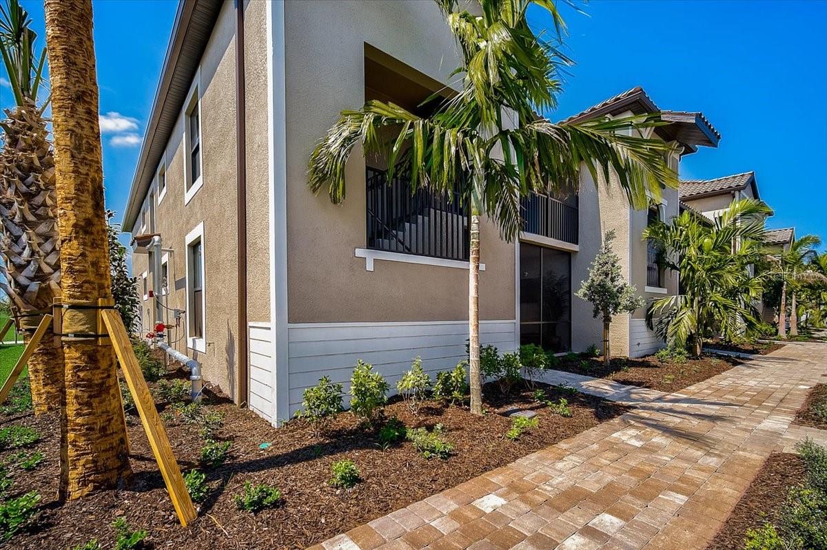 5694 PALMER CIR #101