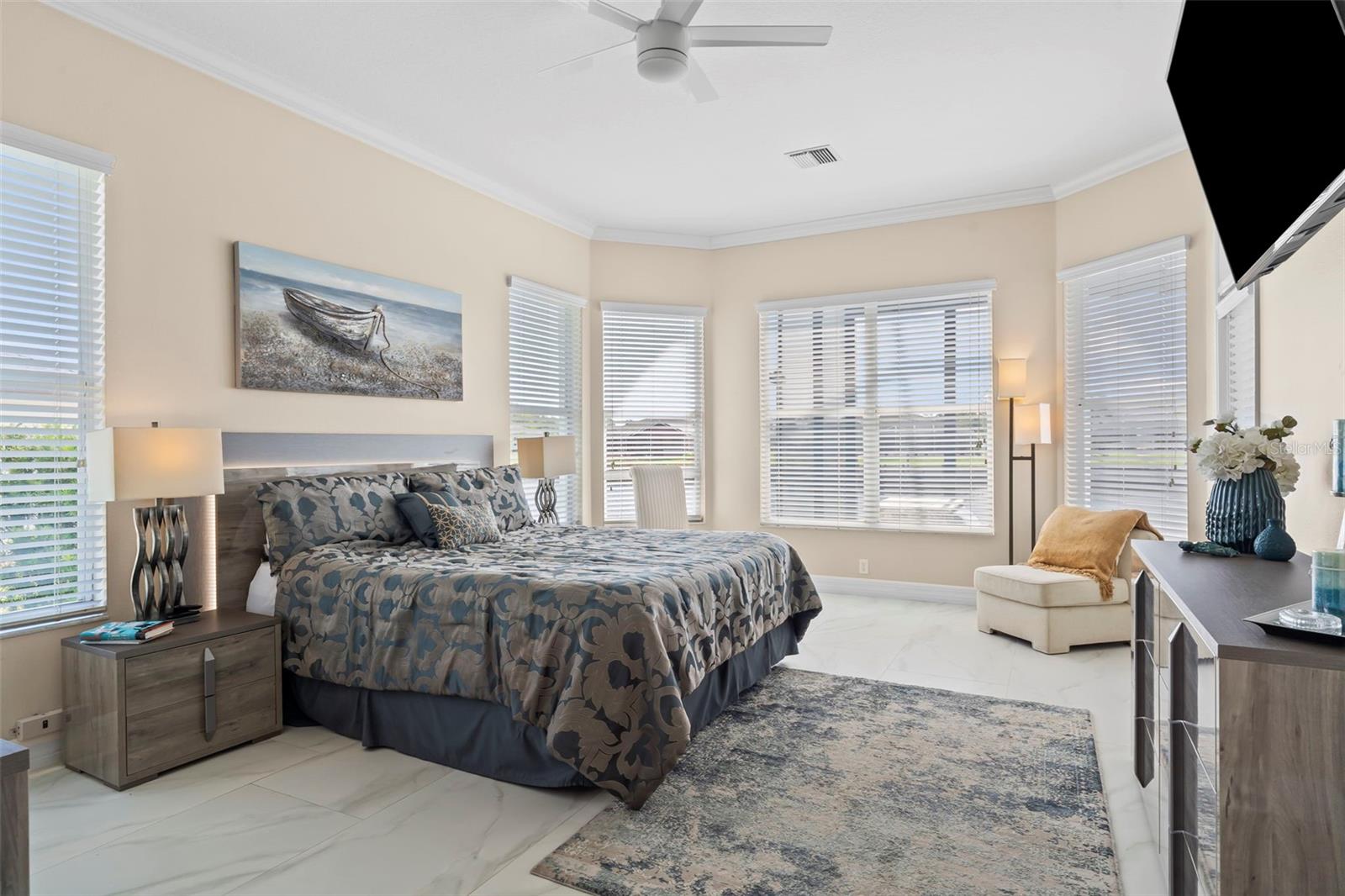 6880 PAN AMERICAN BLVD