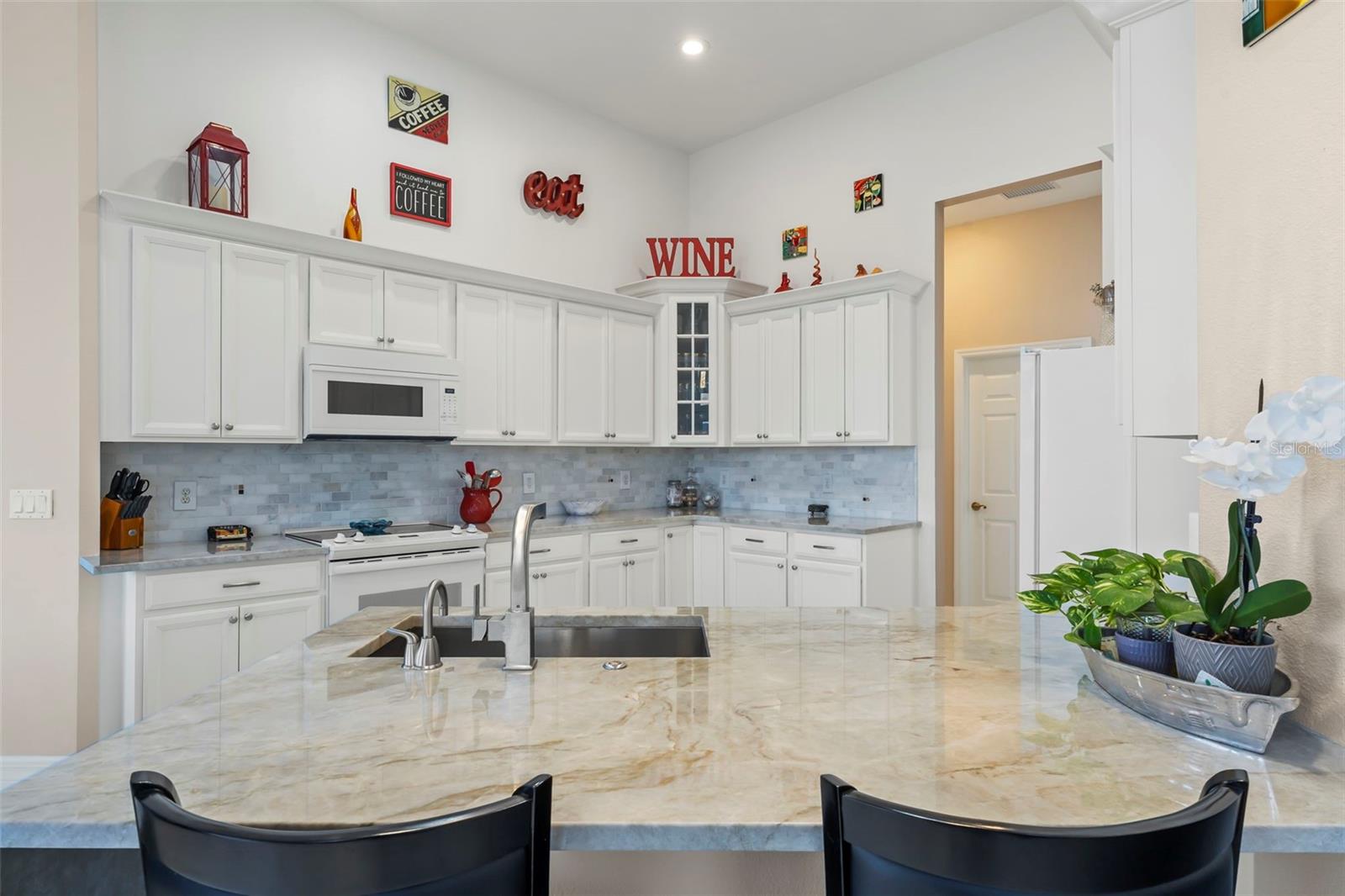 6880 PAN AMERICAN BLVD