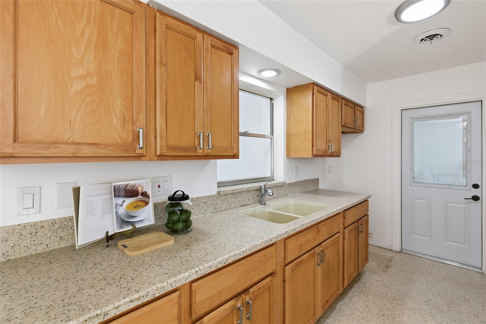 273 VENICE EAST BLVD