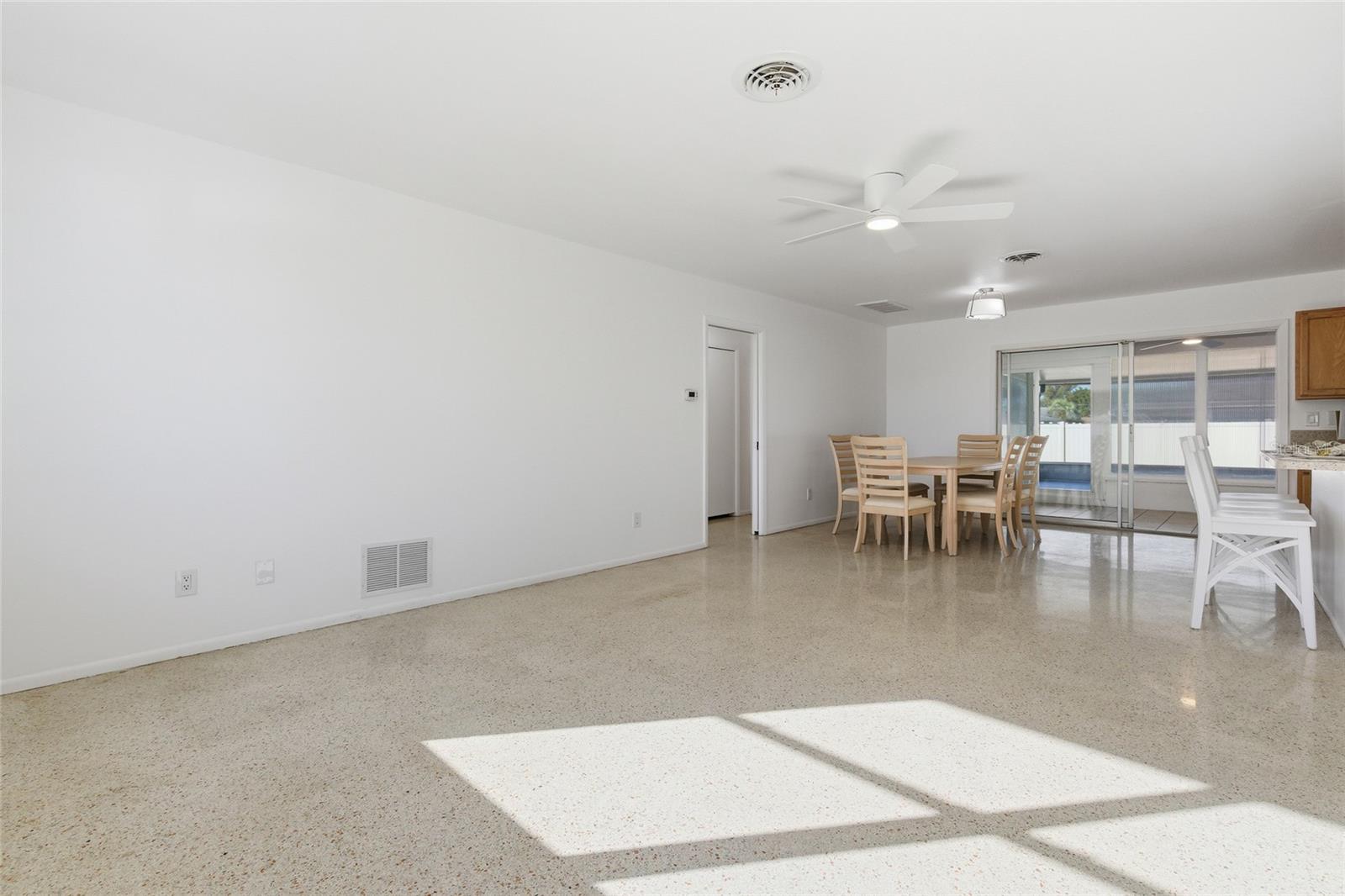 273 VENICE EAST BLVD