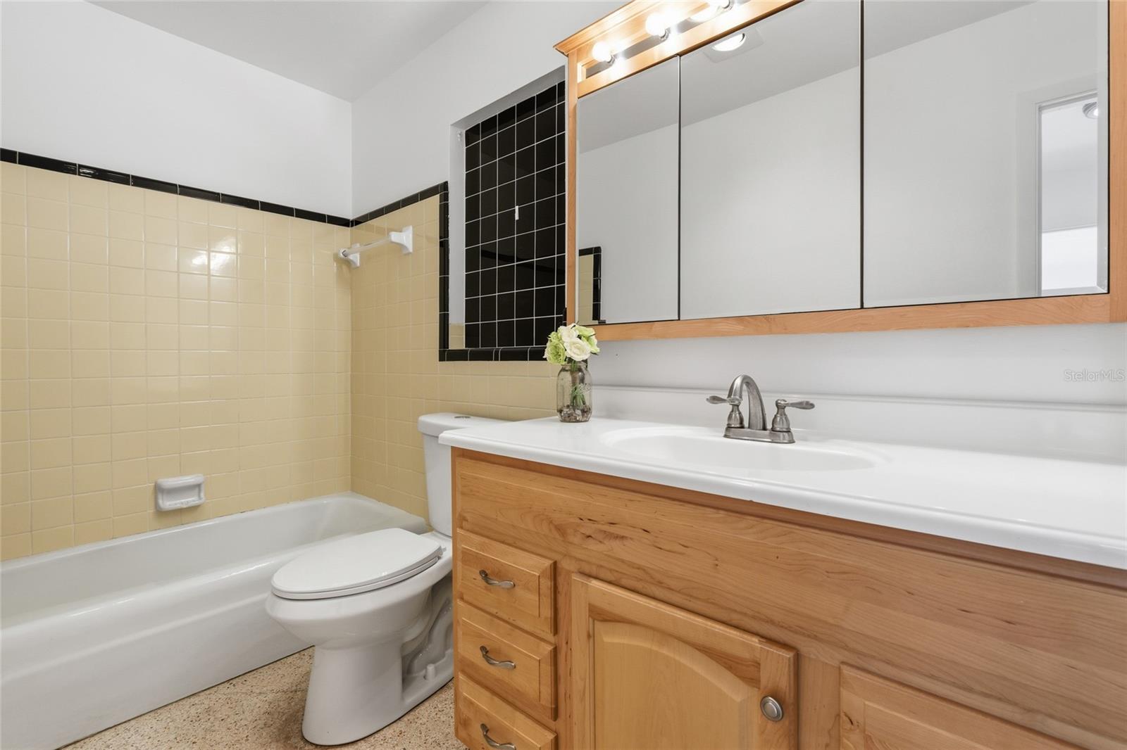 273 VENICE EAST BLVD