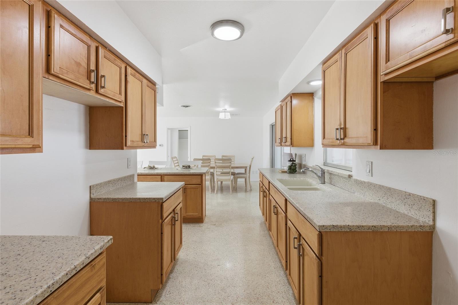 273 VENICE EAST BLVD