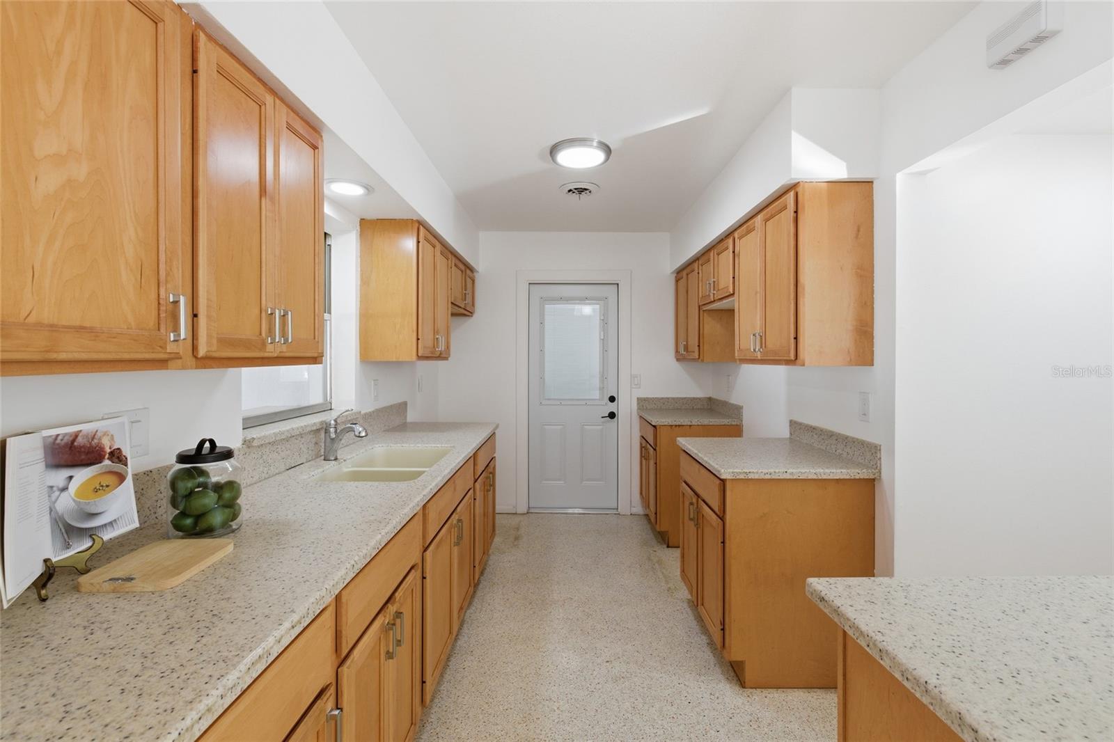 273 VENICE EAST BLVD