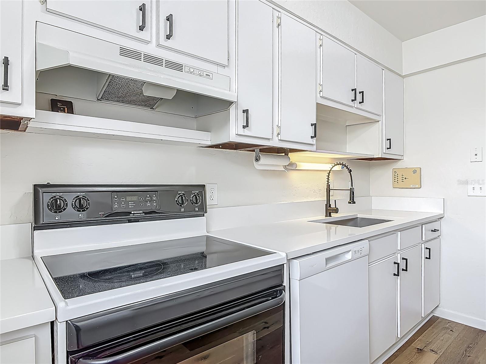 244 OAKLEIGH DR #200