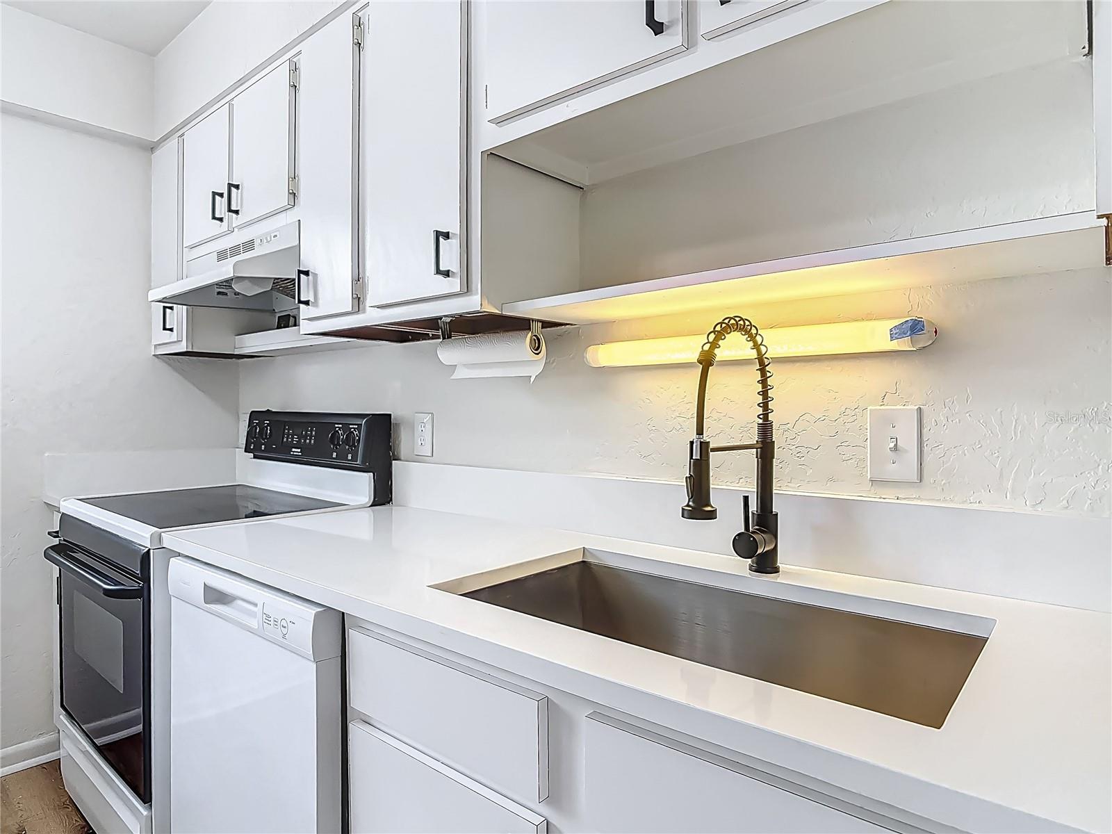 244 OAKLEIGH DR #200