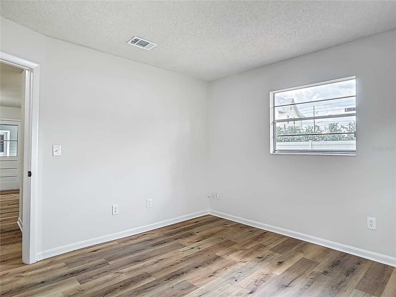 244 OAKLEIGH DR #200