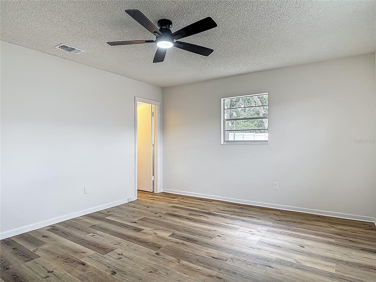 244 OAKLEIGH DR #200