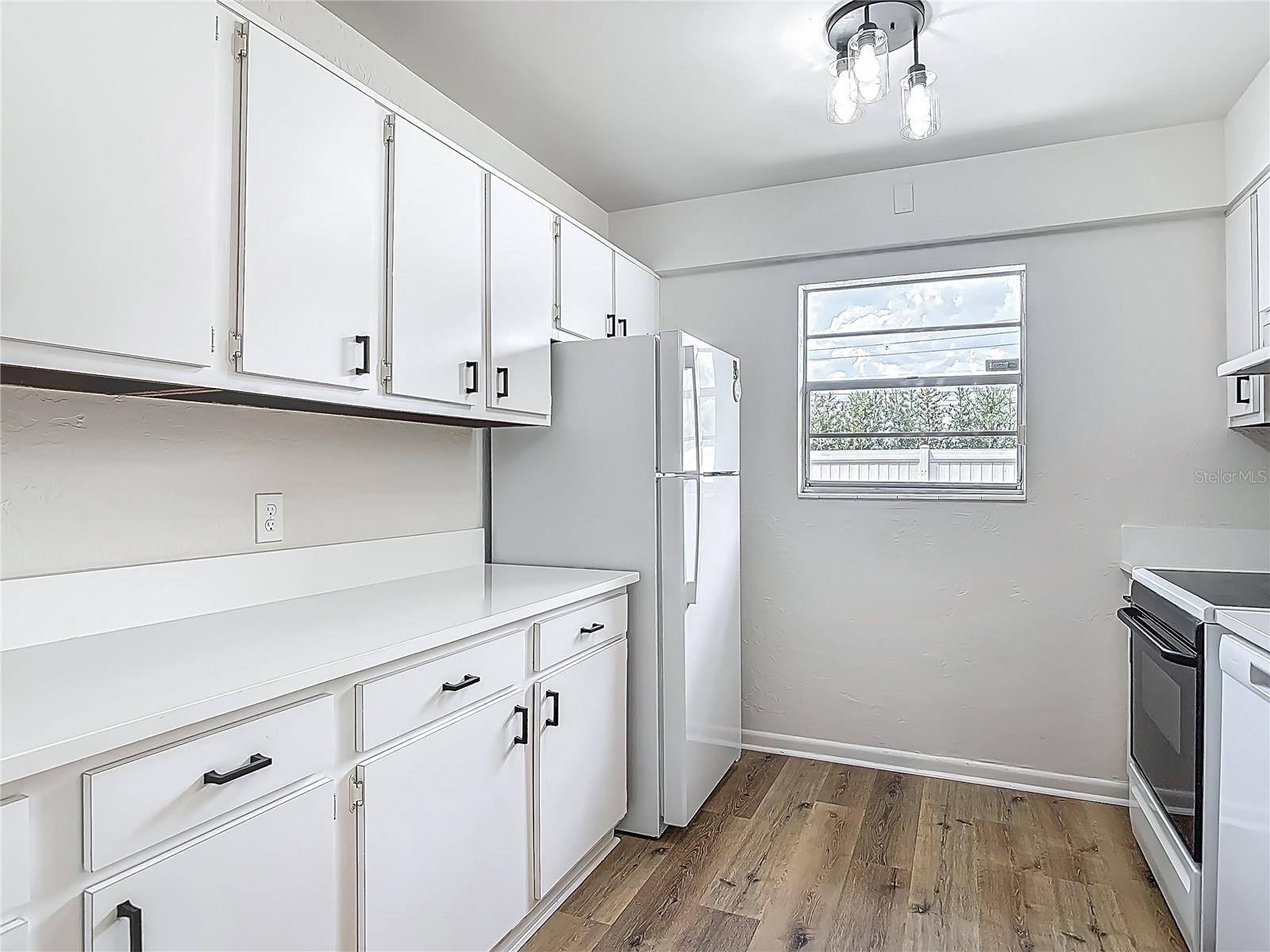 244 OAKLEIGH DR #200