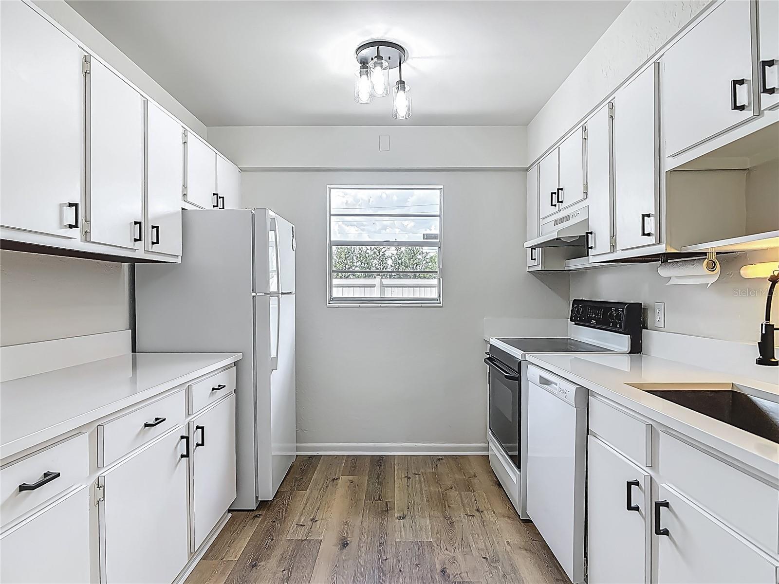 244 OAKLEIGH DR #200