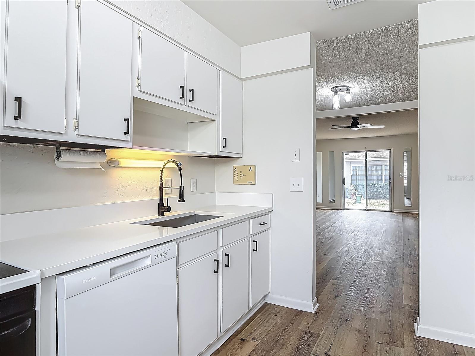 244 OAKLEIGH DR #200