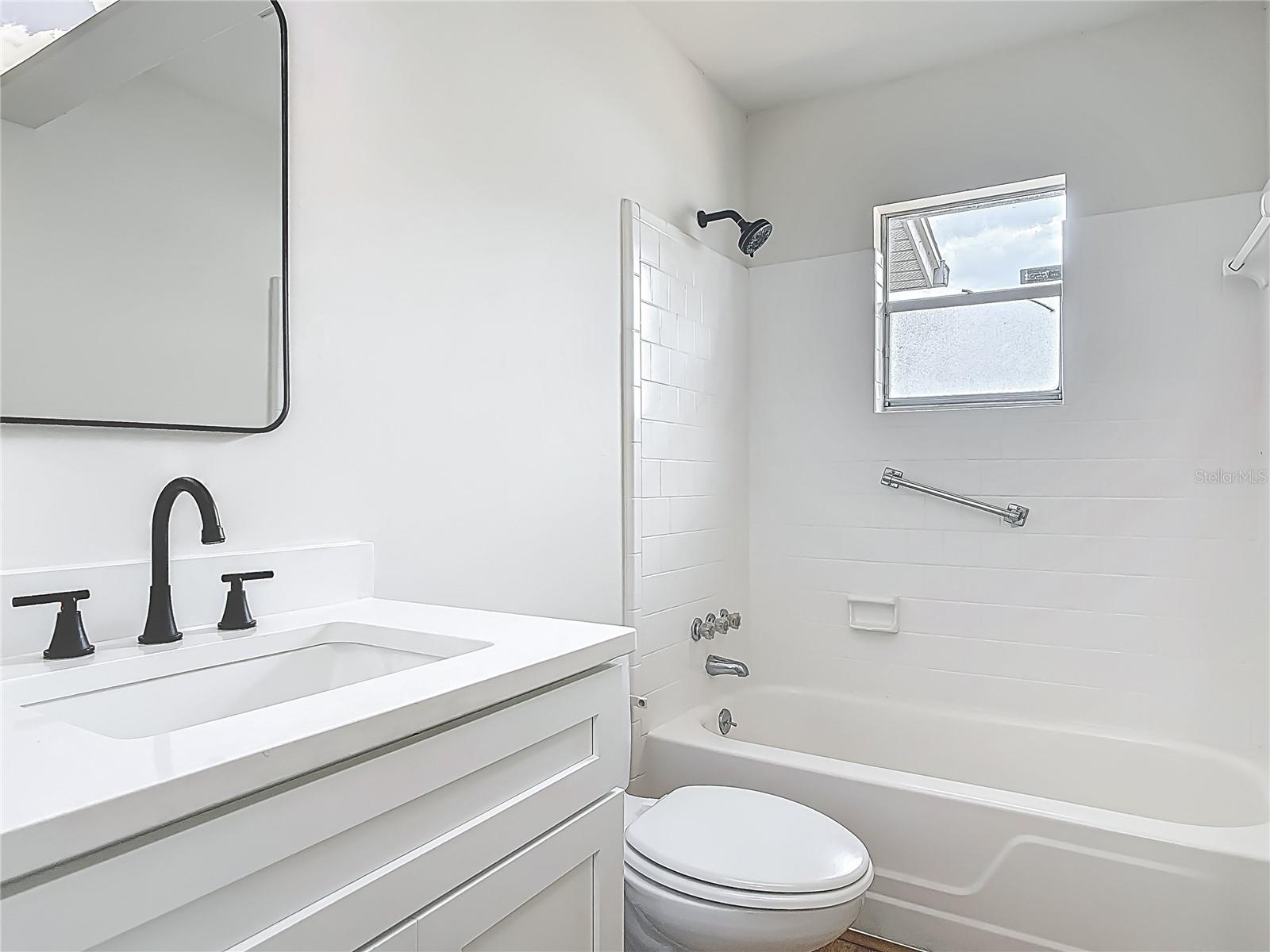 244 OAKLEIGH DR #200